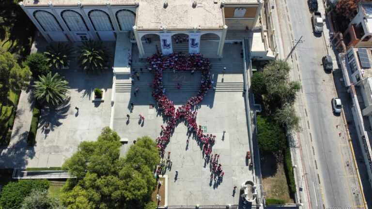 Realizan en la UA de C un lazo rosa humano para conmemorar la Lucha contra el Cáncer de Mama