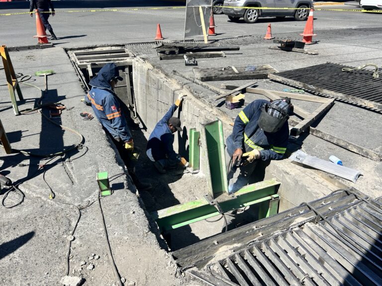 Realizan mantenimiento preventivo al drenaje pluvial del bulevar Miguel Ramos Arizpe