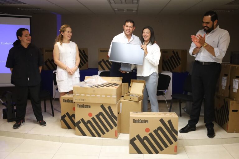 Recibe Escuela de Artes Unidad Laguna de la UA de C equipos de cómputo