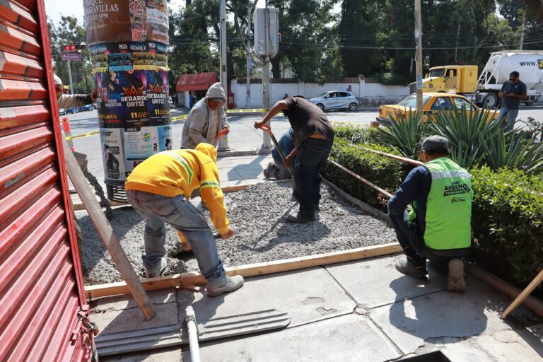 Rehabilita Gobierno de Saltillo banquetas en calzada Emilio Carranza