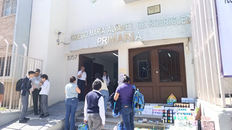 Respaldan padres de familia a Colegio María Álvarez; afirman que es institución segura