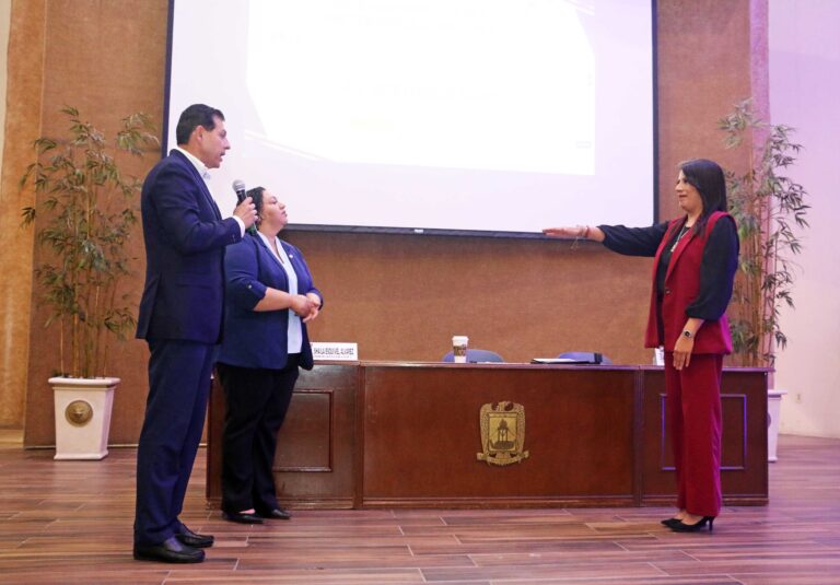 Rinde protesta Shaila Esquivel como directora de la Facultad de Odontología segundo periodo