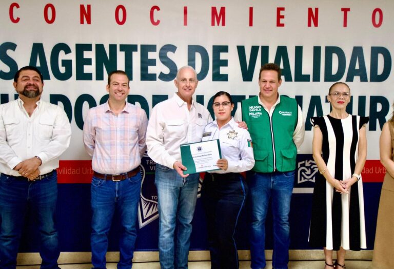 Román Cepeda entrega reconocimientos a 14 agentes de Vialidad de Torreón graduados de licenciaturas