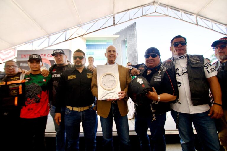 Román Cepeda entrega 400 cascos a motociclistas para fortalecer la seguridad vial de Torreón