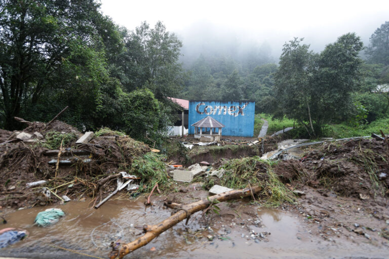 Se eleva a 70 el número de muertos por lluvias en México