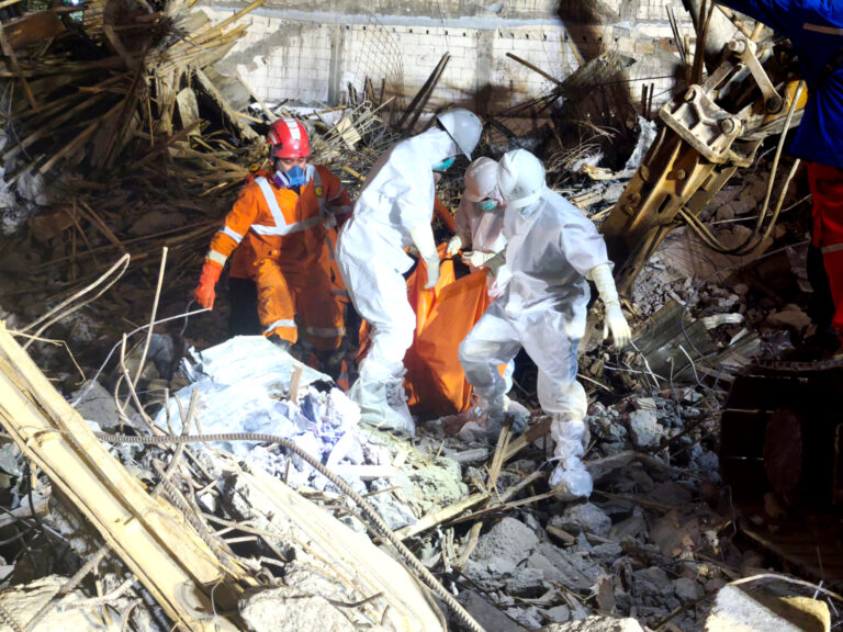 Sube a 60 cifra de muertos por colapso de edificio escolar en Indonesia