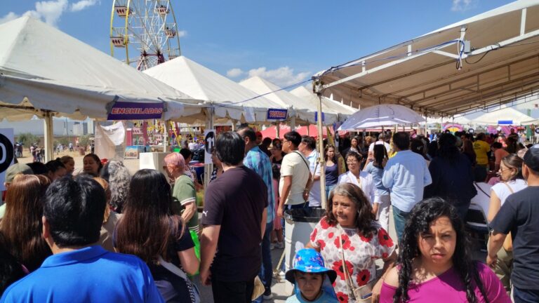 Abarrotan saltillenses kermés del Seminario 2025