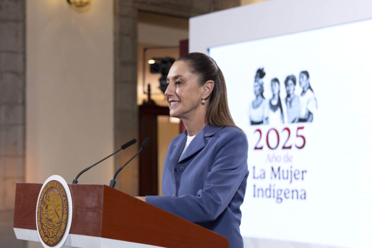 Va Sheinbaum por unificación del sistema de salud en 2027
