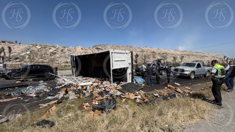 Vuelca camión cervecero en carretera Saltillo-Torreón; se registran actos de rapiña
