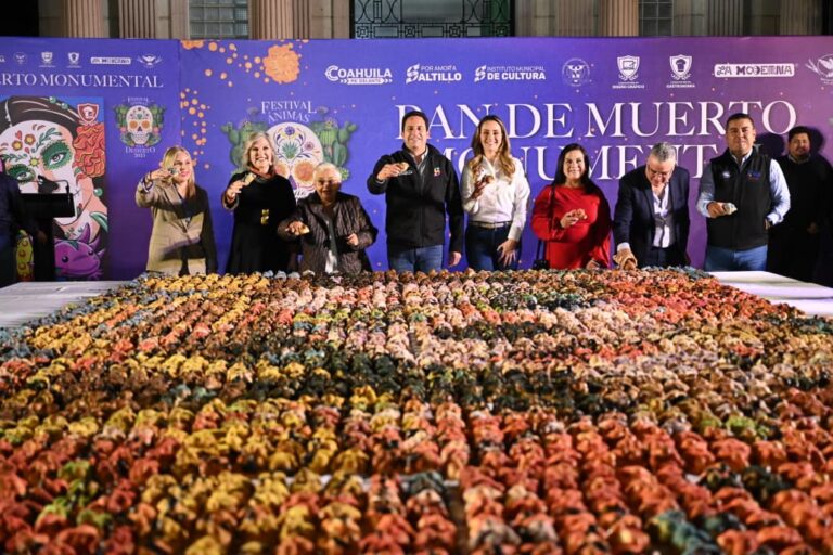 Disfruta Javier Díaz con familias saltillenses el «Pan de Muerto Monumental»