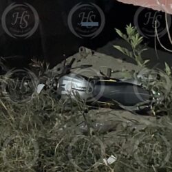 Aparatoso choque de motocicleta deja un joven muerto y otro gravemente herido en Saltillo