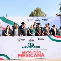 Arteaga conmemora el 115 Aniversario de la Revolución con desfile y guardia de honor