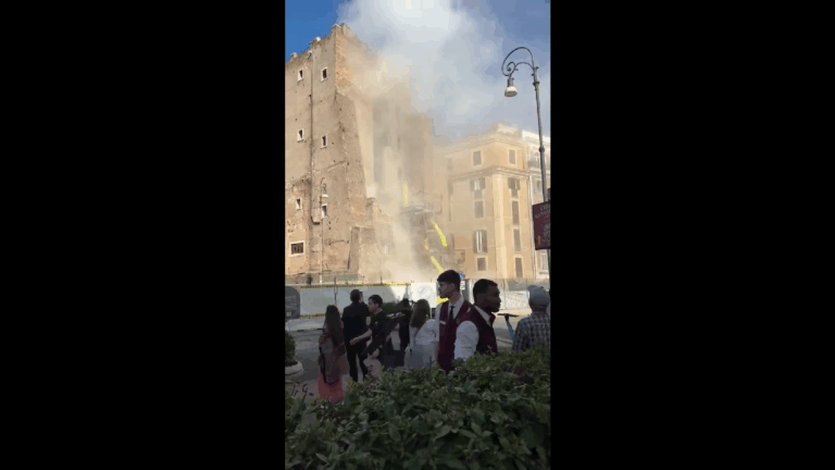 Se derrumba torre medieval en Roma mientras se hacían trabajos de restauración; hay 5 personas lesionadas