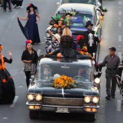 Catrinas y catrines llenan de color el Desfile Xantolum en Saltillo