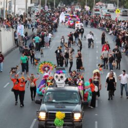 Catrinas y catrines llenan de color el Desfile Xantolum en Saltillo10