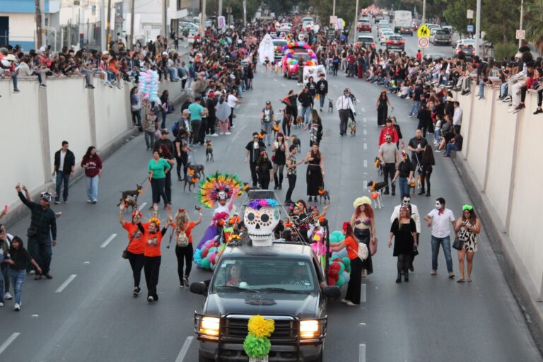Catrinas y catrines llenan de color el Desfile Xantolum en Saltillo