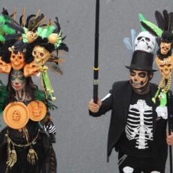 Catrinas y catrines llenan de color el Desfile Xantolum en Saltillo14