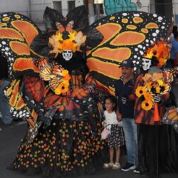 Catrinas y catrines llenan de color el Desfile Xantolum en Saltillo15