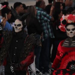Catrinas y catrines llenan de color el Desfile Xantolum en Saltillo16