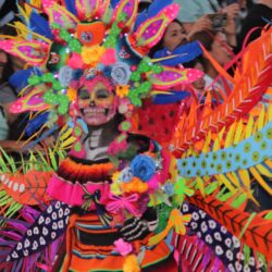Catrinas y catrines llenan de color el Desfile Xantolum en Saltillo3