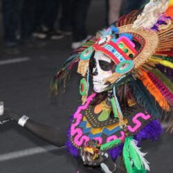 Catrinas y catrines llenan de color el Desfile Xantolum en Saltillo4