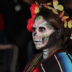 Catrinas y catrines llenan de color el Desfile Xantolum en Saltillo8