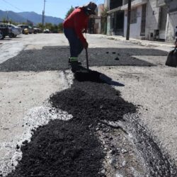 Continúa Gobierno de Saltillo trabajos de bacheo al interior de las colonias