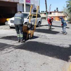 Continúa Gobierno de Saltillo trabajos de bacheo al interior de las colonias3