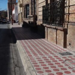 Continúa limpieza profunda en banquetas del Centro Histórico
