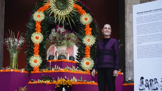 Dedica Sheinbaum ofrenda en Palacio a mujeres indígenas