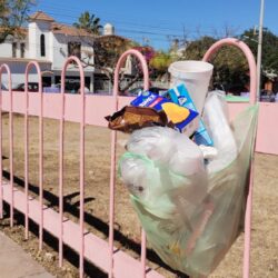 Entre basura y abandono se encuentra plaza a un costado de la Clínica 82 del IMSS, en Saltillo1