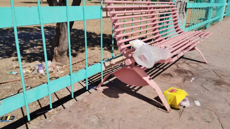 Entre basura y abandono se encuentra plaza a un costado de la Clínica 82 del IMSS, en Saltillo