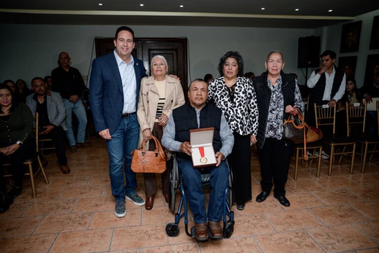 Entrega Javier Díaz Galardón Zapalinamé al Servidor Público Municipal
