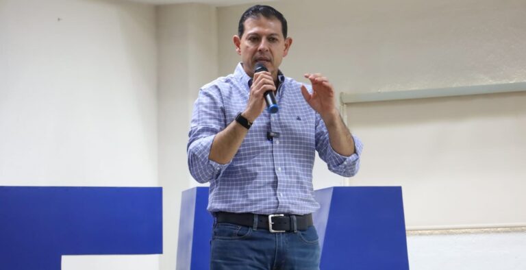 Entrega rector de la UAdeC Equipos y Mobiliario a FEM y PVC