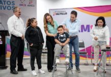 Entregan Javier y Luly aparatos auditivos “Te Escucho con Amor”