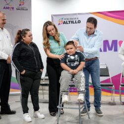Entregan Javier y Luly aparatos auditivos “Te Escucho con Amor”