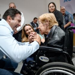 Entregan Javier y Luly aparatos auditivos “Te Escucho con Amor”1