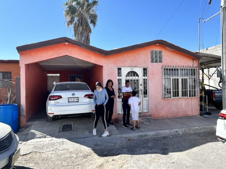 Familia denuncia violenta irrupción de cobradores de financiera en Ramos Arizpe