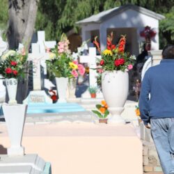 Llenan saltillenses los panteones de vida, honran a sus seres queridos en Día de Muertos 