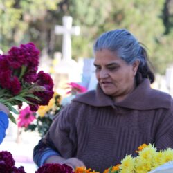 Llenan saltillenses los panteones de vida, honran a sus seres queridos en Día de Muertos 1