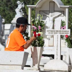 Llenan saltillenses los panteones de vida, honran a sus seres queridos en Día de Muertos 11