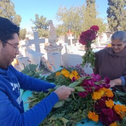 Llenan saltillenses los panteones de vida, honran a sus seres queridos en Día de Muertos 12