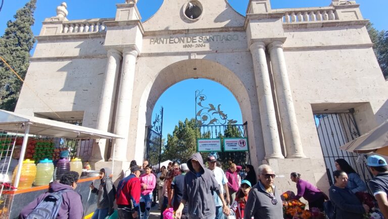 Llenan saltillenses los panteones de vida, honran a sus seres queridos en Día de Muertos 