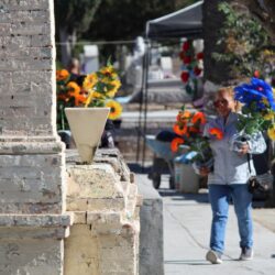 Llenan saltillenses los panteones de vida, honran a sus seres queridos en Día de Muertos 2