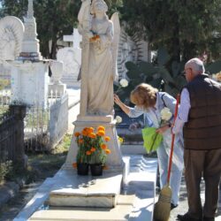 Llenan saltillenses los panteones de vida, honran a sus seres queridos en Día de Muertos 5