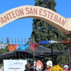 Llenan saltillenses los panteones de vida, honran a sus seres queridos en Día de Muertos 7