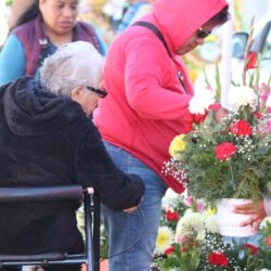 Llenan saltillenses los panteones de vida, honran a sus seres queridos en Día de Muertos 9