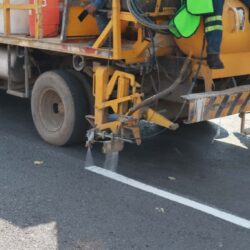 Mejora Saltillo seguridad vial; delimita carriles en bulevar Francisco Coss1