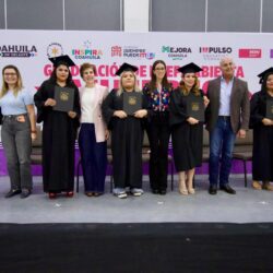 Paola Rodríguez López y Román Alberto Cepeda González entregan certificados de preparatoria y becas a “Mujeres echadas pa´ delante”