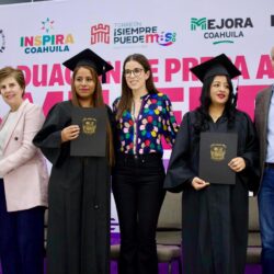 Paola Rodríguez López y Román Alberto Cepeda González entregan certificados de preparatoria y becas a “Mujeres echadas pa´ delante”1